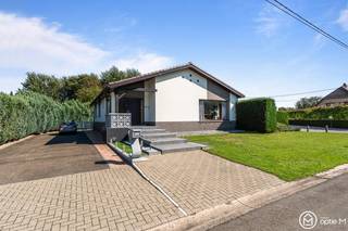<h2><span>In het groene Spalbeek (Hasselt) op een zeer rustige locatie vind je deze ruime en uitstekend onderhouden woning op een mooi perceel. </span></h2>
Zelden kom je een woning tegen die zo perfect onderhouden is.<br />De woning heeft een ruime inkomhal met vestiaire en apart toilet.<br />Er is een grote leefruimte met veel lichtinval, een schuifraam naar het terras en een open haard. Bijkomende is er een gezellige zitkuil met surround systeem, indirecte verlichting en een bar.<br />Vervolgens is er een heel ruime, vernieuwde keuken met grote ontbijthoek, veel lichtinval, alle benodigde toestellen, deur naar het achterliggend terras en toegang tot nachthal en deur naar kelder.<br />Er zijn 3 slaapkamers, een nieuwe badkamer met hangtoilet, grote inloopdouche, badmeubel en elektrisch bedienbare rolluikkast voor wasmachine en droogkast. <br />Via een luik bereik je de zeer goed geïsoleerde zolder.<br /><br />De woning is volledig onderkelderd met een kelderhoogte van ca. 2,19 m. Deze ruime kelder geeft tal van mogelijkheden: atelier, hobbyruimte, sportkamer, speelruimte, ... Ook de kelder is perfect onderhouden en is rechtstreeks toegankelijk vanuit buiten.<br /><br />Buiten is er een omheinde en private tuin met terrassen, sfeervolle siermuur en groot overdekt terras met BBQ, verlichting en muziek.<br /><br /><strong>Troeven van deze woning te koop in Hasselt:</strong>
<ul>
<li>Rustige ligging in Spalbeek</li>
<li>Mooi perceel met veel privacy</li>
<li>Gezellige zitkuil met surroundinstallatie</li>
<li>Grote, vernieuwde en volledig uitgeruste keuken</li>
<li>Volledig vernieuwde badkamer met grote inloopdouche</li>
<li>Drie volwaardige slaapkamers met parketvloer</li>
<li>2 slaapkamers werden vernieuwd met volledige wand inbouwkasten en de parket werd opgeschuurd en geolied</li>
<li>Volledig onderkelderd met kelderhoogte van ca. 2,19 m</li>
<li>Zeer goed geïsoleerde zolder</li>
<li>Elektrische installatie conform</li>
<li>Onderhouden condensatieketel</li>
<li>EPC C</li>
<li>Asbestveilig</li>
<li>Volledig omheinde tuin</li>
<li>Tuinverlichting, automatisch besproeiingssysteem, borrelstenen</li>
<li>Overdekt tuinterras met BBQ, verlichting en muziek</li>
<li>Ruime garage en bijkomende carport</li>
<li>Buitenzijde van de woning opnieuw geschilderd in 2023</li>
</ul>
Wil je deze woning te koop in Spalbeek, Hasselt bezoeken? Contacteer ons via Optie M vastgoed I carine@optie-m.be I 0478/41 58 70.<br />Wil je weten wat jouw woning waard is? Contacteer ons via bovenstaande gegevens voor een vrijblijvende waardebepaling.<br />Extra informatie: WGLK/VG/VV/GMO/GVKR