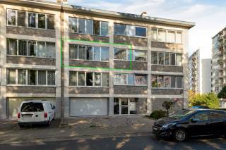 Situé sur la Hendrik Van Uffelslaan à Deurne, ce superbe appartement d'environ 100 m² se trouve dans un immeuble bien entretenu des années 70. Occupé depuis sa construction par le premier propriétaire, il témoigne d'un confort de vie agréable. Grâce à un entretien exceptionnel réalisé au fil des années, il bénéficie aujourd'hui d'une présentation soignée et impeccable.<br /><br />Vous entrez dans l'appartement par un hall spacieux doté d'un parquet. Une double porte donne accès au séjour lumineux, également pourvu d'un parquet et aménagé avec une cheminée fonctionnelle. La vue agréable sur la verdure environnante offre une atmosphère calme et reposante.<br /><br />La cuisine attenante est équipée d'une plaque de cuisson, d'une hotte, d'un micro-ondes, d'un four, d’un réfrigérateur récent de la marque Siemens, ainsi que d'un double évier.<br /><br />Le hall de nuit est aménagé de placards encastrés pratiques et mène aux autres pièces. Un WC séparé et une salle de bains avec baignoire munie d’une fonction douche et un lavabo complètent l’ensemble. Les raccordements pour machine à laver et sèche-linge s’y trouvent également.<br /><br />L’appartement comprend deux chambres, toutes deux revêtues d’un tapis en sisal et équipées de la climatisation. La plus petite chambre donne accès à la terrasse située à l’arrière du bâtiment.<br /><br />Un atout particulier est la grande cave privée au rez-de-chaussée, idéale pour ranger vélos, matériel saisonnier et divers effets personnels. De plus, les habitants peuvent profiter d’une cour commune spacieuse.<br /><br />Pour plus de confort, il est également possible d’acheter un grand garage dans l’immeuble avec une place de parking à l’avant.<br /><br />Cet appartement allie une surface généreuse, un état d’entretien exceptionnel et un cadre de vie agréable. Avec son label énergétique EPC favorable B, c’est une opportunité intéressante pour ceux qui recherchent un appartement soigné avec de l’espace et du potentiel.<br /><br />Points forts : <br />• Appartement spacieux d’environ 100 m² <br />• Toujours habité par le premier propriétaire <br />• Entretien exceptionnel <br />• Séjour lumineux avec parquet, cheminée et vue sur la verdure <br />• Deux chambres climatisées <br />• Terrasse à l’arrière <br />• Grande cave privée au rez-de-chaussée <br />• Cour commune <br />• Possibilité d’achat d’un grand garage avec place de parking <br />• Label énergétique EPC favorable B <br /><br />Intéressé ? N’hésitez pas à contacter VB Vastgoed au 03 337 50 70 ou par email à info@vbvastgoed.be.