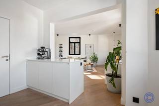 <p><span>Lichtrijk stadsappartement met maatwerk en uniek zicht aan het Mechelseplein</span></p><p><span>Wonen op een van de meest karaktervolle pleinen van Antwerpen, met de stad letterlijk aan uw voeten? Dit lichtrijke appartement aan het Mechelseplein combineert een bijzonder centrale ligging met een stijlvolle afwerking, veel maatwerk en een prachtig zicht op de Antwerpse binnenstad. De warme parketvloer, grote raampartijen en doordachte inrichting zorgen voor een aangename woonbeleving midden in het bruisende stadsleven.</span></p><p><span> </span></p><p><span>Indeling</span></p><p><span>U komt binnen in de ruime en lichtrijke leefruimte, die op natuurlijke wijze werd ingedeeld in een knusse zithoek en een gezellige eethoek. De grote raampartijen zorgen voor veel natuurlijk licht en bieden een bijzonder mooi zicht over het Mechelseplein en de skyline van de Antwerpse binnenstad. Naast de leefruimte werd een maatwerk bureau geïntegreerd, waardoor ook thuiswerken hier op een stijlvolle en praktische manier een plaats krijgt. Aansluitend bevindt zich de prachtige open keuken met centraal kookeiland. De keuken biedt veel werk- en opbergruimte en is uitgerust met een inductie kookplaat, grote vaatwasser, inox spoelbak met kraan, KitchenAid combi-oven en koelkast met afzonderlijk vriesvak. Het kookeiland vormt tegelijk een mooie verbinding tussen de keuken en de leefruimte en maakt van deze ruimte het hart van het appartement. De gezellige slaapkamer werd voorzien van ruime maatwerk kasten en beschikt over een ensuite badkamer. Deze is stijlvol afgewerkt met tegels in marmerlook en uitgerust met een lavabomeubel, toilet en ruime inloop-regendouche. Bij het appartement hoort bovendien een ruime en droge privatieve kelderberging, inbegrepen in de verkoopprijs.</span></p><p><span> </span></p><p><span>Belangrijkste troeven</span></p><ul><li><span>Unieke ligging aan het Mechelseplein, midden in het centrum van Antwerpen</span></li><li><span>Prachtig zicht op het plein en de skyline van de binnenstad</span></li><li><span>Veel natuurlijke lichtinval dankzij de grote raampartijen</span></li><li><span>Warme parketvloer doorheen het appartement</span></li><li><span>Open keuken met kookeiland en kwalitatieve toestellen</span></li><li><span>Maatwerkbureau, ideaal voor thuiswerk</span></li><li><span>Slaapkamer met maatwerkkasten en ensuite badkamer</span></li><li><span>Ruime en droge privatieve kelderberging inbegrepen</span></li><li><span>EPC-label B</span></li><li><span>Elektrische installatie conform het AREI</span></li><li><span>Gemeenschappelijke fietsenstalling</span></li></ul><p><span> </span></p><p><span>Algemene informatie</span></p><p><span>De gemeenschappelijke kosten bedragen € 79,20 per maand en omvatten onder meer het onderhoud en verbruik van de gemeenschappelijke delen, de syndicus en de blokpolis.</span></p><p><span>Het appartement beschikt over individuele meters voor elektriciteit, water en gas.</span></p><ul><li><span>EPC: label B</span></li><li><span>Elektrische keuring: conform het AREI</span></li><li><span>Asbestattest: asbestveilig</span></li></ul><p><span> </span></p><p><span>Het gebouw</span></p><p><span>Het appartement bevindt zich in een kleinschalig gebouw bestaande uit een handelsruimte op het gelijkvloers en zes appartementen verdeeld over de vier bovenliggende verdiepingen.</span></p><p><span>Op het gelijkvloers is een gemeenschappelijke fietsenstalling aanwezig. Het gebouw beschikt eveneens over parlofonie.</span></p><p><span> </span></p><p><span>Ligging</span></p><p><span>Het Mechelseplein is zonder twijfel een van de meest levendige en karaktervolle plekken in de Antwerpse binnenstad. Hier woont u midden in de stad, omringd door gezellige cafés, restaurants, cultuur en historische architectuur.</span></p><p><span>Op wandelafstand bevinden zich onder meer de Botanische Tuin, het Theaterplein, de Leopoldstraat, de Nationalestraat en de historische binnenstad. Ook winkels, supermarkten en openbaar vervoer bevinden zich in de onmiddellijke omgeving.</span></p><p><span>Ondanks de uitgesproken stadsligging biedt het appartement dankzij zijn ligging boven het plein een bijzonder open gevoel en een knap uitzicht over de Antwerpse skyline. Een ideale uitvalsbasis voor wie volop van het stadsleven wil genieten zonder in te boeten aan wooncomfort.</span></p><p><span> </span></p><p><span> </span></p><p><span>De informatie in deze prospect is ter informatieve titel: de kandidaat-kopers moeten hun eigen zaak maken van het verkrijgen, controleren en interpreteren van deze informatie.</span></p><p><span> </span></p>