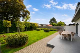 Karaktervolle en zeer ruime, op te frissen open bebouwing met 4 à 5 slaapkamers op perceel van 726 m² centraal gelegen op wandelafstand van centrum Ranst en het bos van Zevenbergen! Bestaande uit: inkomhal met apart toilet en voldoende plaats voor vestiaire; riante leefruimte in L-vorm op massieve parket en voorzien van haard; basis ingerichte keuken met zicht op de tuin, zeer ruim bureau of extra TV kamer (circa 20 m²). Op de verdieping: nachthal met apart toilet; 4 mooie slaapkamers, te moderniseren badkamer voorzien van  dubbele lavabomeubel en ligbad met douchecombinatie. Voorts beschikt de woning nog over een ruime kelder, zolderberging, grote oprit met carport, aparte garage en mooi aangelegde tuin met vernieuwd terras. Centrale verwarming op aardgas; alarm; laadpaal voor elektrische wagen; ramen in PVC en aluminium schrijnwerk met dubbele beglazing, elektrische rolluiken en vliegenramen. Deze woning onderging reeds diverse energetische ingrepen (isolatie van kruipruimte en spouwmuur, alsook dakisolatie, zonnepanelen, enz.). Beschikbaar bij akte. EPC: 144 kWh/m² .