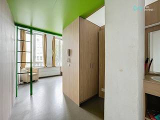 <strong>Studentenkamer met groen kwaliteitslabel!</strong><br /><br />Ontdek het perfecte studentenverblijf in een residentiële wijk in het hart van Antwerpen Centrum! Deze ruime kamer van 20m² biedt alles wat je nodig hebt voor een comfortabel en productief studieleven. Met eigen sanitair, een bureau, kast en zelfs een handige hoogslaper met ruimte voor een matras van minstens 140 cm, is deze kamer een oase van rust en efficiëntie.<br /><br />Geniet van overvloedig daglicht dankzij de grote raampartijen die de kamer verlichten en een uitnodigende sfeer creëren. De gemeenschappelijke keuken aan het einde van de gang is perfect uitgerust voor al je culinaire avonturen, en het aangrenzende terras biedt een ideale ruimte om te ontspannen en te socializen met medestudenten.<br /><br />En dat is nog niet alles - dit gebouw beschikt ook over een ruime, afgesloten fietsenstalling, waardoor je je fiets veilig en gemakkelijk kunt opbergen. Met een ideale ligging in het bruisende centrum van Antwerpen en in de nabijheid van meerdere campussen, ben je omringd door alle voorzieningen en culturele attracties die deze prachtige stad te bieden heeft.<br /><br />Klaar om je studentenleven naar een hoger niveau te tillen? Neem vandaag nog contact met ons op en maak een afspraak om dit fantastische studentenverblijf te ontdekken!<br /><br />Kies je ervoor de studentenkamer als investering aan te kopen? De kamer wordt verhuurd aan 600 euro per maand, incl. kosten. Bovendien heb je vandaag de kans om 2 studentenkamers in hetzelfde gebouw aan te kopen. Zowel kamer 1.33 als 1.34 kunnen we u vandaag te koop aanbieden.<br /><br />Foto's zijn van meerdere kamers in het gebouw.