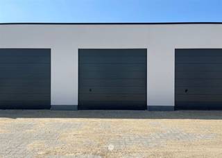 <p><span>LOKEREN </span><span>- Box de garage à louer à deux pas du centre de Lokeren</span></p><p><span> </span></p><p><span>Les principaux atouts</span></p><ul><li><span>Nouveau lotissement</span></li><li><span>Facilement accessible</span></li><li><span>À proximité du centre de Lokeren</span></li><li><span>Grand garage (26,2 m²) </span></li></ul><p><span> </span></p><p><span>Ce garage se trouve dans ce nouveau lotissement de la Rozenstraat. Facilement accessible grâce à une large allée.</span></p><p><span>Ce garage spacieux mesure 3,5 mètres de large et 7,5 mètres de profondeur et est équipé d'une porte sectionnelle manuelle.</span></p><p><span> </span></p><p><span>Le garage n'est pas raccordé à l'électricité.</span></p><p><span> </span></p><p><span>Loyer</span><span>: € 105 / mois</span></p><p><span>Disponible </span><span>à partir du 1/10/2026</span></p><p><span> </span></p><p><span>Plus d'informations ? Contactez Axel Lenaerts Waasland pour une visite !</span></p><p><span> </span></p>
