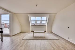 Uniek volledig gerenoveerd appartement met 2 slaapkamers op TOPlocatie in het Hart van LanakenInstapklaar, ruim, twee slaapkamers, en een terras:...