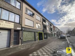 <p><span>Magazijn met bureel op toplocatie!</span></p><p><span>Deze polyvalente kavel met magazijn biedt enorm veel stockageruimte en is optimaal bereikbaar dankzij de nabijheid van de A12 en de E19. Bovendien is het magazijn gelegen in de Jules Moretuslei, vlakbij het centrum van Wilrijk, waardoor u ook de nodige passage en zichtbaarheid geniet. Met dank aan de grote inrij leent het magazijn zich perfect om eenvoudig te lossen en laden, maar ook om rechtstreeks met de wagen/camionette binnen te rijden. Bovendien is er ook ruimte om kantoren in te richten, administratie bij te houden, noem maar op... Kadastraal staat het pand gekend als appartement, dus ook daartoe zijn mogelijkheden. Kortom, een betaalbaar pand met enorm veel potentieel voor gelijk welke invulling en indeling. Neem alvast een kijkje op het grondplan dat u op onze website kan vinden om een beter zicht te krijgen op de huidige indeling.</span></p><p><span> </span></p><p><span>Inkom, doorrij, &amp; magazijn:</span></p><p><span>De inkom van het magazijn ligt achter een grote poort van 3 meter breed. Samen met de overdekte doorrij en het magazijn beschikt u maar liefst over een stockageruimte van maar liefst 152m². Met dank aan de hoge plafonds kan er ook in de hoogte worden gewerkt .Aan werk- alsook opslagruimte is hoegenaamd geen gebrek. </span></p><p><span> </span></p><p><span>Bureel-/archiefruimte:</span></p><p><span>Deze ruimte bestaat uit 5 compartimenten, ideaal als kantoor, atelier, archief,... Uiteraard kan u hier ook een toilet vinden alsook de nodige aansluiting voor bijvoorbeeld een kitchenette, douche,...</span></p><p><span> </span></p><p><span>Extra troeven:</span></p><p><span>- Toplocatie</span></p><p><span>- 224m²</span></p><p><span>- Geen maandelijkse lasten</span></p><p><span>- Polyvalent pand</span></p><p><span>- Laag KI</span></p><p><span> </span></p><p><span>*</span><span>Renovatieplicht:</span><span> binnen de 6 jaar na aankoop label D of beter behalen</span></p>