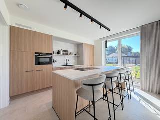 Deze nieuwbouwwoning is gelegen in een rustige buurt en beschikt over een ruime tuin waar u heerlijk kan genieten van de buitenlucht. Met maar...