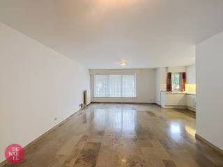 Bent u op zoek naar het ideale gelijkvloers appartement om te huren? Dit prachtige appartement in Mechelen staat nu te huur en combineert comfort met een fantastische ligging langs het water. Het appartement is onmiddellijk te huren en biedt een uitzonderlijke kans voor wie comfortabel en stijlvol wil wonen.Gelegen aan de Dijle 21, bevindt u zich op wandelafstand van het bruisende centrum van Mechelen. Tegelijkertijd geniet u van een rustgevend, uniek zicht op de Dijle.Indeling:- Lichtrijke woonkamer met open keuken- Gezellig privétuintje- Twee ruime slaapkamers met uitzicht op de tuin.- Recent gerenoveerde badkamer en een apart gastentoilet.- Berging naast de keuken en een private ondergrondse berging.- Gemeenschappelijke fietsenberging in de ondergrondse parking.- Buitenstaanplaats achteraan het gebouw (beschikbaar vanaf 27 juli).Het appartement is meteen beschikbaar. De vaste kosten bedragen een provisie van 75 euro. Wil je een bezoek inplannen en het appartement zelf ontdekken? Aarzel dan niet om een bezoekaanvraag in te dienen via Dewaele.com via de daar voorziene rode balk.