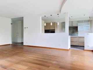 <p><span>Gelijkvloersappartement met gezellige tuin en garage</span></p><p><span> </span></p><p><span>Dit uitzonderlijk ruime appartement van 150 m² in Brasschaat voelt meteen als thuis. </span></p><p><span>De royale leefruimte vormt zonder twijfel het hart van de woning. Grote raampartijen laten het daglicht binnenstromen en creëren een aangename verbinding met het groen rondom.</span></p><p><span>De keuken sluit naadloos aan op het geheel en combineert een warme uitstraling met kwalitatieve inbouwtoestellen en voldoende opbergruimte. </span></p><p><span>Met drie volwaardige slaapkamers biedt het appartement alle ruimte voor een gezin, een thuiswerkplek of logeerkamer. Elke kamer geniet van veel natuurlijk licht, kijkt uit op de tuin en is uitgerust met rolluiken voor extra comfort. Via de grote schuiframen bereikt u het terras en het privatieve tuintje: een rustige plek voor een koffie of gewoon een moment van ontspanning.</span></p><p><span>Verder beschikt het appartement over een verzorgde badkamer, een garage en een praktische kelderberging. </span></p><p><span>Een lichtrijke woning met een aangenaam gevoel van ruimte, omgeven door groen en gelegen op een gegeerde locatie in Brasschaat. Een plek waar comfort en woonkwaliteit moeiteloos samenkomen.</span></p>
