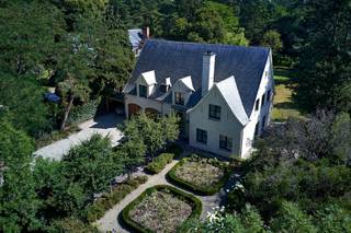 Op een absolute toplocatie gelegen villa met hedendaags comfort.<br />Indeling gelijkvloers: entree met vestiaireruimte en gastentoilet, ruime living met haard doorlopend met eetkamer, mooie nieuwe keuken met ontbijtplaats, ruime wasplaats en een garage voor 2 wagens.<br />Kelder: technische ruimte en ruime berging.<br />Indeling verdieping: grote overloop waarop uitkomen; de grote ouderslaapkamer, met aanpalende dressing en luxe badkamer, met fraai ligbad, moderne wastafel en inloopdouche, nachttoilet. Hele ruime tweede en derde slaapkamer en een tweede luxe badkamer, via de dressing toegang via een mooie vaste trap naar de tweede verdieping, ruime fitness, extra kamer ( mogelijkheid voor extra slaapkamer met sanitair.<br /><br />Opmerkingen: deze villa werd recent voor 100% gerenoveerd volgens de regels van de kunst, vloerverwarming, nieuwe ramen en/of beglazing, technieken, electra, keuken, badkamers, vloeren en de gevel en het dak werden voorzien van topisolatie.<br />Het zwembad in de tuin heeft ook een nieuwe installatie en klaar voor gebruik!