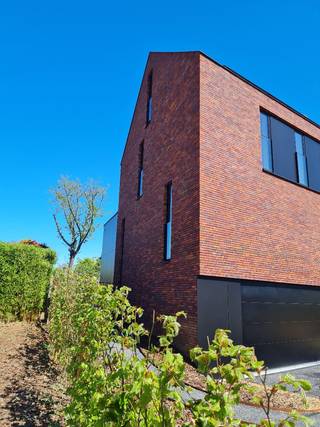 nieuwbouwwoning  MET  LIFT    en  zeer onderhoudsvriendelijke tuin.     Huis met mogelijkheden  : 

of als woning met 4 kamers en 3 badkamers
of als woning met 3 kamers en 2 badkamers en kantoor voor vrije beroeper op zolderverdieping
of als kangoeroewoning met flat op zolderverdiep  (inwonend persoon met aparte unit) 

zolderverdieping is rechtstreeks  te bereiken met lift  van aan de voordeur tot boven.
privé en beroep kunnen dus perfect gescheiden blijven,  evenals  privé en inwonend persoon.

Heel veel aandacht besteed aan rolstoelvriendelijkheid.

Ideaal voor gezin met 2 of 3 kinderen     en / of    persoon met beperkingen   en/of   mensen die hun oude dag niet in een appartement willen wonen, maar stijlvol  in een comfortabele en aangepaste  woning. 

Zie ook onze website  :   www.lukaprojects.be  voor nog meer informatie.