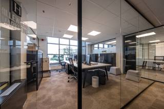 Modulair werken op een inspirerende locatie in Business-center d'Offiz te Turnhout. <br />Gelegen aan de Parklaan (Ring Turnhout) in een kantoorgebouw van 3200 m². <br /><br />Unit 56m²: privatief kantoor van 28m² + deel 50% gemeenschappelijke ruimte – dienstencontract van 40% huur en 60% diensten + BTW op basis van 2 personen.<br /><br />Nettohuur enkel is ca. 90 €/m² <br /><br />Volgens het dienstencentrum principe en ter beschikking + BTW<br />Detailprijs op aanvraag afhankelijk van 3 factoren:<br />- flexibiliteit<br />- aantal m²<br />- aantal personen<br /><br />www.doffiz.com