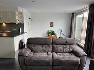 <div>Centraal gelegen appartement, 1ste verdiep, omvat woonkamer met open keuken, berging, nachthal, toilet, badkamer (douche en lavabo), 2 slaapkamers, ruim terras (met zonneluifel) en garage.</div><div><br />Geen huisdieren toegelaten!<br /> </div>