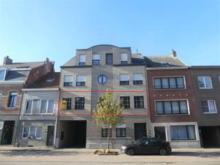 Appartement met 2 slaapkamers en ruim overdekt terras in centrum van Walem (Mechelen). Tevens voorzien van elektrische rolluiken.