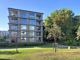 Instapklaar hoek-appartement op de 2de verdieping van het uiterst geslaagde 'Midden-Boechout' nieuwbouwproject. Winkels en openbaar vervoer bevinden zich nabij en het gebouw zelf grenst aan het park van het St. Gabrielcollege. Een supermarkt bevindt zich vooraan de site. <br /><br /><strong>Indeling:</strong> <br />Inkomhal op parket met toegang tot ruime woonkamer op parket, open keuken met eettoog, aanpalend terras met een volledig open schuifbare raampartij, 2 ruime slaapkamers op parket, badkamer met inloopdouche, apart toilet en wasplaats.<br /><br /><strong>Bijzonderheden:</strong>
<ul>
<li>Ondergronds is een kelder en autostaanplaats voorzien en <strong>INBEGREPEN</strong> in de prijs. </li>
<li>Gemeenschappelijke fietsenberging.</li>
<li>Luxe afwerking - Elektrische zonneweringen.</li>
<li>Lift - Ventilatie-systeem type D.</li>
<li>Provisie algemene kosten: € 100,-/maand.</li>
<li>EPC 84 kWh/m² - UC EP05954.</li>
<li>Beschikbaar: 1/11/2026.</li>
</ul>