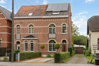 Gerenoveerd prachtig herenhuis nabij centrum! Belangrijkste troeven:- Grondig gerenoveerd en perfect instapklaar- Reeds vernieuwd: dak, ramen,...
