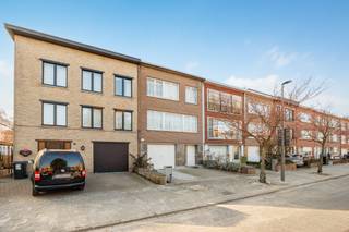 <p>In een rustige, residentiële straat in Wilrijk vinden we deze ruime bel‑étagewoning terug. De woning beschikt over een <strong>praktische indeling</strong>, <strong>veel natuurlijke lichtinval</strong> en biedt een uitstekende basis voor wie op zoek is naar een huis dat naar eigen smaak kan worden gemoderniseerd. Dankzij de <strong>4 slaapkamers</strong>, <strong>garage</strong> en <strong>zonnige tuin</strong> is dit de ideale gezinswoning op een centrale locatie.</p><p><br /></p><p><strong>INDELING</strong></p><p>Op het gelijkvloers bevindt zich de <strong>ruime inkomhal</strong>, een <strong>praktische garage</strong> en toegang tot de tuin. Op de eerste verdieping vinden we de lichtrijke <strong>woon- en eetkamer</strong> en een keukenruimte met potentieel om open te trekken voor een moderne leefkeuken.</p><p>De tweede verdieping omvat <strong>vier volwaardige slaapkamers</strong> en een badkamer. De woning telt in totaal <strong>3 bouwlagen</strong> en heeft een <strong>nuttige oppervlakte van 182 m²</strong>.</p><p><br /></p><p><strong>TROEVEN</strong></p><p>- Garage met extra bergruimte - Zonnige tuin - Gelegen in een rustige, kindvriendelijke wijk - Centrale ligging nabij scholen, winkels en invalswegen</p>