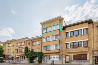 Op te frissen 2-slpk- appartement op de derde verdieping van een kleinschalig residentieel gebouw van 4 units. Het gebouw is gelegen in de...