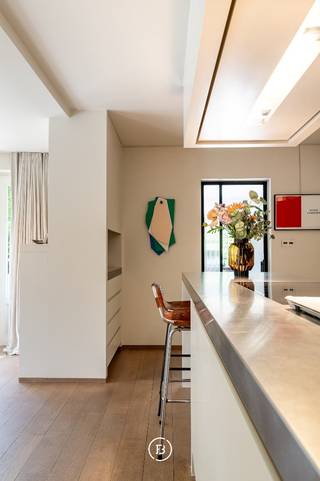 In het pittoreske Deurle is een uitzonderlijke landelijke villa die charme, comfort en luxe moeiteloos combineert. <br />Gelegen op een riant perceel van ca. 2.000 m², geniet deze woning van een prachtige zuidgerichte tuin met zwembad en stijlvol poolhouse. Met een bewoonbare oppervlakte van ongeveer 436 m² biedt ze royale leefruimtes, afgewerkt met warme parketvloeren, grote raampartijen en een gezellige haard die uitkijkt op het groen. <br /><br />De open leefkeuken met bijkeuken vormt het hart van de woning, terwijl de hamam en het poolhouse zorgen voor pure ontspanning. Op de verdieping bevinden zich vier ruime slaapkamers en drie badkamers, waaronder een master suite met dubbele dressing. <br /><br />De woning werd gebouwd in 1975 en smaakvol gerenoveerd in 2001, en is voorzien van zonnepanelen. <br /><br />Dankzij de dubbele garage en meerdere parkeerplaatsen is er plaats voor minstens vijf wagens. Deurle staat bekend als een van de mooiste dorpen van Vlaanderen, waar rust en privacy hand in hand gaan met nabijheid van Gent en uitstekende bereikbaarheid. Een uniek aanbod voor wie exclusief en stijlvol wil wonen in een groene omgeving.