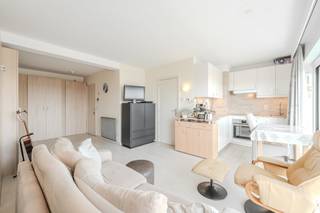 Beautiful studio with a spacious terrace for sale, located on the ninth floor of the renovated Diplomat residence, Zeedijk 169. This studio is ready to move in and has a phenomenal view over the dunes and the hinterland.<br /><br />Layout:<br />- bright living space<br />- open kitchen with stove, hood, oven and refrigerator<br />- bathroom with toilet, bath and sink<br />- spacious south-facing terrace<br /><br />Advantages:<br />- spacious south-facing terrace<br />- spacious studio with stunning views <br />- central location<br />- recently renovated facade<br />- new elevator in the residence<br /><br />Are you looking for a spacious studio with a beautiful open view for sale on the Middelkerke seafront? Then don't hesitate and request your visit quickly!<br /><br />Register of measures: no
