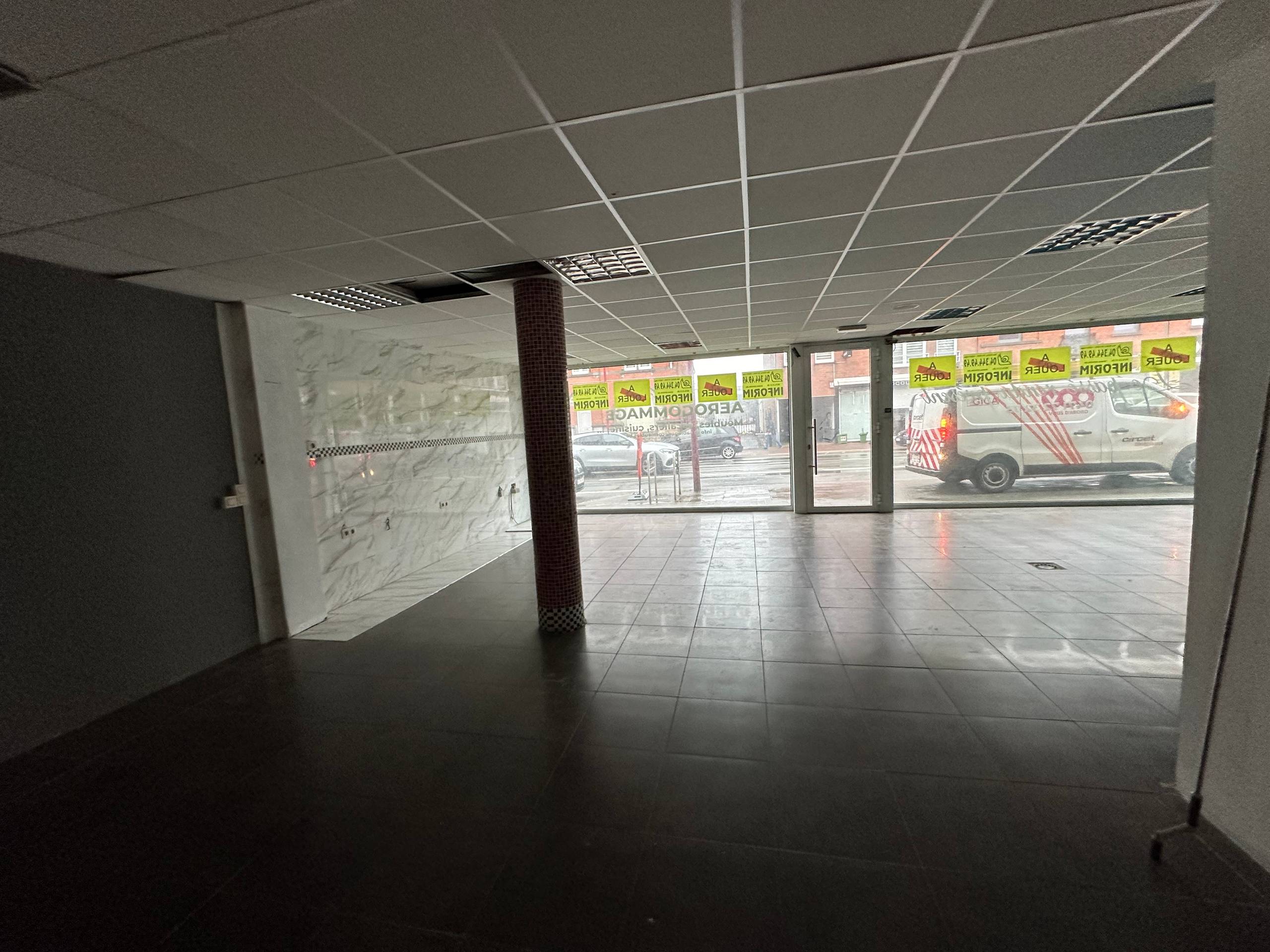 Rez-de-chaussée commercial à louer - foto 3