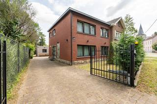 <p><strong>Goed onderhouden halfopen woning in Sterrebeek, vlak bij het park en met vlotte verbindingen.</strong><br /><br />Deze woning uit 1974 combineert een praktische indeling met een aangename residentiële ligging nabij scholen, openbaar vervoer en belangrijke invalswegen. De praktische aanbouw zorgt voor extra leefruimte en flexibiliteit in het dagelijks gebruik. Dankzij de oprit met plaats voor 2 auto's geniet u van extra comfort en parkeergemak. Daarnaast beschikt de woning over een EPC-label C, conforme elektriciteit en een asbestveilig attest. De tuin en het terras vormen een aangename buitenruimte om te ontspannen.<br /><br /><u><strong>Belangrijkste ruimtes:</strong></u><br />• Inkomhal van 8,6 m²<br />• Ruime woonkamer van 28,1 m² met veel lichtinval<br />• Extra leefruimte/woonkamer van 22,4 m²<br />• Keuken van 15,8 m²<br />• Extra keuken van 7,2 m²<br />• 3 slaapkamers van 14,9 m², 11,5 m² en 9,6 m²<br />• Badkamer van 6,8 m²<br />• Extra badkamer van 4,5 m²<br />• Douchekamer van 3,6 m²<br />• Berging van 10,6 m²<br />• Terras en tuin van 70 m²<br />• Zolder met extra opslagmogelijkheden<br />• Oprit met parkeerplaats voor 2 auto's<br /><br /><u><strong>Troeven:</strong></u><br />• Goed onderhouden woning met praktische aanbouw vlak aan het park<br />• Oprit met comfortabele parkeergelegenheid voor 2 auto's<br />• EPC C, conforme elektriciteit en asbestveilig attest<br /><br />Meer informatie of een bezoek met Nicolas Geeraerts? Contacteer ons via +3223351115<br />JOUW DROOMHUIS. ZO GEVONDEN!</p>