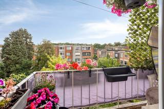 Op de derde verdieping van een verzorgd gebouw aan de Ruggeveldlaan 678 te Deurne bevindt zich dit volledig gerenoveerde appartement, afgewerkt met oog voor comfort en kwaliteit. Het appartement verkeert in zeer goede staat van onderhoud en is volledig instapklaar.<br /><br />We betreden het appartement via de inkomhal, die toegang geeft tot alle ruimtes. De lichtrijke leefruimte geniet dankzij de grote raampartijen van een aangename natuurlijke lichtinval en vormt het centrale punt van het appartement. Aansluitend bevindt zich de volledig ingerichte halfopen keuken, uitgerust met vaatwasmachine, koelkast, kookplaat, dampkap en voldoende werkblad- en opbergruimte. Vanuit de keuken is er toegang tot een terras aan de voorzijde.<br /><br />Verder beschikt het appartement over twee volwaardige slaapkamers, waarvan één slaapkamer toegang geeft tot een ruim terras met groen uitzicht en een aangenaam gevoel van rust. Daarnaast is er nog een extra kamer zonder ramen, ideaal als bureelruimte, dressing, hobbykamer of eventueel als derde slaapkamer.<br /><br />De badkamer is modern ingericht met een inloopdouche, badkamermeubel met wastafel en de aansluitingen van de wasmachine en droogkast. Daarnaast is er een apart gastentoilet aanwezig.<br /><br />Troeven:<br />Volledig gerenoveerd en instapklaar appartement<br />Lichtrijke leefruimte met grote raampartijen<br />Halfopen ingerichte keuken met alle nodige toestellen<br />Twee volwaardige slaapkamers + extra bureel-/hobbyruimte<br />Terras aan de voorzijde én ruim terras met groen uitzicht<br />Badkamer met inloopdouche én ligbad<br />Apart gastentoilet<br />Superisolerende dubbele beglazing<br />Volledig gerenoveerd dak<br /><br />Een ideaal appartement voor wie op zoek is naar comfort, ruimte en een instapklare woonst op een bereikbare locatie in Deurne.