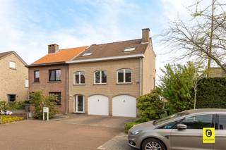 <p><span>Ruime halfopen bebouwing met 4 slaapkamers in rustige, kindvriendelijke straat te Aartselaar</span></p><p><span> </span></p><p><span>Deze prachtige halfopen woning bevindt zich in een doodlopende straat, op wandelafstand van het dorpscentrum van Aartselaar. Ideaal voor gezinnen die op zoek zijn naar rust, ruimte en een goede verbinding naar Brussel, Antwerpen en Mechelen.</span></p><p><span> </span></p><p><span>Indeling:</span></p><p><span> </span></p><p><span>Gelijkvloers:</span><span><br />Bij binnenkomst in de inkomhal heeft u toegang tot de dubbele inpandige garage, de berging met aansluiting voor wasmachine en droogkast, en een polyvalente kamer die dienst kan doen als bureau of extra slaapkamer. Verder beschikt de woning over een ruime, onderhoudsvriendelijke tuin.</span></p><p><span> </span></p><p><span>Eerste verdieping:</span><span><br />De eerste verdieping omvat de gezellige, lichtrijke living, een volledig geïnstalleerde open keuken en een gastentoilet.</span></p><p><span> </span></p><p><span>Tweede verdieping:</span><span><br />Op de tweede verdieping vindt u de badkamer met bad, douche, lavabomeubel en toilet, en drie ruime slaapkamers.</span></p><p><span> </span></p><p><span>Locatie</span></p><ul><li><span>Wandelafstand van het dorp van Aartselaar </span></li><li><span>Doodlopende straat </span></li><li><span>Gemeentelijke speeltuin op einde van de straat </span></li></ul><p><span> </span></p><p><span>Extra voordelen:</span></p><ul><li><span>Halfopen bebouwing </span></li><li><span>Veel natuurlijke lichtinval</span></li><li><span>Gevelbreedte van 8 meter </span></li><li><span>4 slaapkamers </span></li><li><span>Gunstig EPC label ( B)</span></li><li><span>Betonconstructie </span></li><li><span>Verwarmingsketel op gas 2011</span></li><li><span>Dubbele garage en ruime oprit, geschikt voor meerdere auto’s ( ideaal voor elektrische te laden) </span></li></ul><p><span> </span></p>