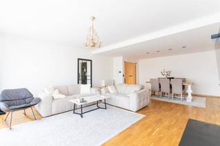 <p><strong>Ruim appartement van 145 m² met terras, EPC B en garagebox</strong></p><p>Op zoek naar een ruim en comfortabel appartement met een uitstekende bereikbaarheid? Dit verzorgde appartement op de derde verdieping van een gebouw met lift biedt maar liefst 145 m² bewoonbare oppervlakte, drie volwaardige slaapkamers, een terras en tal van praktische extra’s. De royale leefruimtes en functionele indeling maken het appartement bijzonder geschikt voor gezinnen of voor wie graag wat extra ruimte heeft. Het beschikt over drie volwaardige slaapkamers, waarvan één toegang geeft tot het aangename terras. Verder vindt u een badkamer met ligbad en toilet, een apart gastentoilet en een praktische wasplaats met een extra douche. Ook aan bergruimte is er geen gebrek: bij het appartement horen twee kelderbergingen van ca. 12 m² en 6 m². Daarnaast beschikt het gebouw over een gemeenschappelijke fietsenstalling. Een achterliggende garagebox dient verplicht mee aangekocht te worden voor €25.000.<br />Met EPC-label B combineert dit appartement zijn royale oppervlakte met een gunstige energieprestatie. Ook de ligging is een belangrijke troef: supermarkten, scholen en openbaar vervoer bevinden zich op wandelafstand. Dankzij de vlotte verbinding bereikt u bovendien in minder dan 10 minuten de Antwerpse Ring of de A12.</p><p><strong><u>Troeven</u></strong></p><p><br />- 145 m² bewoonbare oppervlakte<br />- 3 volwaardige slaapkamers<br />- Aangenaam terras<br />- Badkamer met ligbad en toilet<br />- Wasplaats met extra douche<br />- Nieuwe keuken<br />- Nieuwe badkamer<br />- 2 kelderbergingen van ca. 12 m² en 6 m²<br />- Achterliggende garagebox (+ €25.000, verplicht mee aan te kopen)<br />- Gemeenschappelijke fietsenstalling<br />- EPC-label B<br />- Verzorgd gebouw met lift<br />- Winkels, scholen en openbaar vervoer op wandelafstand<br /> </p><p>Interesse? Neem gerust contact op voor meer informatie of een bezichtiging via <strong>info@markasa.be </strong>of <strong>03/827.72.92.</strong></p>