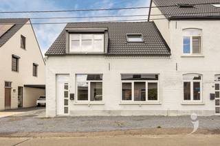 <p><span>Op zoek naar een instapklare woning met veel comfort, een gunstig EPC en een rustige ligging? Dan is deze charmante woning, gelegen in een autoluwe straat te Testelt, zeker een bezoek waard. </span></p><p><span> </span></p><p><span>De woning werd enkele jaren geleden volledig gerenoveerd en verkeert vandaag in uitstekende staat. Dankzij het gunstige EPC-label B en de conforme elektrische installatie geniet u hier niet alleen van hedendaags wooncomfort, maar ook van een energiezuinige en zorgeloze woonomgeving. </span></p><p><span> </span></p><p><span>Via de inkomhal komen we terecht in de keuken die praktisch is ingericht en beschikt over voldoende kastruimte, de nodige toestellen en alle comfort voor dagelijks gebruik. Aansluitend bevindt zich een handige extra bergruimte, voorzien van plaats en aansluitingen voor wasmachine en droogkast. </span></p><p><span> </span></p><p><span>Verder bevindt zich de ruime en aangename leefruimte, die naadloos aansluit op de eetplaats. Dankzij het grote schuifraam geniet u van een directe verbinding met de volledig omheinde tuin en valt er bovendien aangenaam veel natuurlijk licht binnen. </span></p><p><span> </span></p><p><span>Op de eerste verdieping bevinden zich drie volwaardige slaapkamers en een ruime, comfortabele badkamer. Deze is uitgerust met een dubbele wastafel, ligbad, toilet en inloopdouche. </span></p><p><span> </span></p><p><span>Ook buiten heeft deze woning heel wat te bieden. De volledig omheinde tuin biedt de nodige privacy en beschikt over een recent geplaatst, modern bijgebouw.</span></p><p><span> </span></p><p><span>Interesse in deze ,recent gerenoveerde instapklare, woning? </span><span>Neem dan snel contact op via info@immolivit.be of 016 15 31 15.</span><span> </span></p><p><span> </span></p><p><span> </span></p>