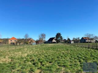 <p>Bent u op zoek naar een locatie met grote tuin en/of weide voor uw dier? Ziet u op tegen verbouwingswerken? Mis deze kans niet!</p>
<p>Op dit ZUIDGERICHT perceel bouwgrond met AANPALENDE WEIDE kunt uw eigen droomwoning laten ontwerpen.</p>
<p>De ligging in “Woongebied met landelijk karakter” vat alles samen. Aan de voorzijde geniet u van het comfort dat alle nutsvoorzieningen in de straat aanwezig zijn. Vanuit de te bouwen woning en tuin geniet u van een adembenemend open zicht over de velden (agrarisch gebied). U waant er zich in de wijdse natuur en u bent slechts een steenworp verwijderd van alle mogelijke winkels te Maldegem.</p>
<p>Daarnaast is er een vlotte verbinding met Brugge, de kust, de N49 en de E40 via Aalter.</p>
<p>Contacteer Bonne Vastgoed 7 op 7 voor meer info of bezoek via 0468104040 of info@bonnevastgoed.be</p>