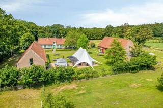 Le domaine Goed Van Den Bogaerde est situé dans un cadre verdoyant magnifique et comprend une résidence principale et deux maisons de vacances. <br /><br />Disposition<br /><br />Maison de vacances pour 18 personnes <br />Rez-de-chaussée<br />- Salon avec poêle à bois<br />- Espace détente<br />- Salle à manger<br />- Cuisine avec four, lave-vaisselle et réfrigérateur<br />- Local de rangement avec raccordement pour la machine à laver<br />- Sous-sol<br />- 2 chambres accessibles aux personnes à mobilité réduite avec salle de bains privative, chacune équipée d'un lavabo et d'une douche <br />- 2 toilettes<br /><br />1er étage<br />- 7 chambres avec salle de bain attenante, chacune équipée d'un lavabo, d'une douche et de toilettes<br /><br /><br />Piscine intérieure avec sauna et douche <br /><br />Maison de vacances pour 12 personnes<br />Appartement sur le toit disponible (inclus pour 12 personnes) avec sa propre cuisine, coin nuit et salle de bain<br />Espace de vie<br />salle à manger<br />cuisine équipée avec four, lave-vaisselle, réfrigérateur<br />cellier<br />5 chambres et 5 salles de bain <br />Terrasse<br /><br />Propriété <br />salon avec poêle à bois<br />système de musique <br />cuisine<br />Vidéo <br />débarras avec cafetière encastrée, four, vaisselle, cuiseur vapeur, chauffe-assiettes, lave-vaisselle<br />Chambre 1 avec salle de bain attenante (avec armoires intégrées)<br />Chambre 2 <br />salle de bain<br />Espace ouvert couvert <br />Entrepôt/écurie avec chauffage au sol et eau <br /><br /><br />CPE : 104 kWh/m² / CU : 2797127<br />Certificat CPE pour petites unités non résidentielles : B / CU : 2797092-KNR<br />Certificat CPE pour petites unités non résidentielles : B / CU : 2793465-KNR