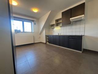<p>Parallel gelegen met de Bondgenotenlaan is de Diestsestraat en hier kunnen we ronduit spreken van een TOP locatie. Beide straten komen uit aan het station van Leuven wat zorgt voor een brede waaier aan jongeren studerende in verschillende campussen (Leuven, Heverlee, Brussel).<br /><br />De studio gelegen op de eerste verdieping, aan de voorzijde van het gebouw en wordt onbemeubeld verhuurd!<br /><br />Meer informatie of een bezoek ter plaatse: verhuur@connect-immo.be of 016 229 228<br /><br />Huurprijs: €600 + €30 (kosten gemene delen) + nutsvoorzieningen privatief<br />Onmiddellijk beschikbaar!</p>