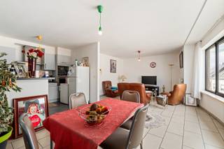 <p>Ruim en energiezuinig appartement met 2 slaapkamers en optionele garage in Ninove</p>
<p>Op een centrale ligging in Ninove vindt u dit verzorgd appartement op de tweede verdieping van een recent gebouw van 2002. Dankzij de vlotte bereikbaarheid bevinden winkels, openbaar vervoer, scholen en belangrijke invalswegen zich op korte afstand.</p>
<p>Met een bewoonbare oppervlakte van 89m² volgens EPC beschikt het appartement over een praktische indeling en aangename leefruimtes.</p>
<p>Indeling:<br />Inkomhal, lichtrijke leefruimte, keuken, berging/wasruimte, apart toilet, badkamer, 2 slaapkamers, berging voorzien aan de grootste slaapkamer (mogelijkheid dressing) en terras/balkon.</p>
<p>Technische troeven:<br />✔ EPC label A – 112 kWh/m²jaar<br />✔ Condensatieketel vernieuwd in 2024<br />✔ Elektriciteit conform tot 2028<br />✔ Dubbele beglazing in aluminium<br />✔ Gebouw van 2002</p>
<p>Extra troeven:<br />✔ Mogelijkheid tot aankoop garagebox achteraan het gebouw (€25.000)<br />✔ Momenteel verhuurd aan stabiele huurder sinds 2018<br />✔ Zeer goed onderhouden appartement<br />✔ Interessant als investering of eigen bewoning</p>
<p>Dit appartement combineert ruimte, energiezuinigheid en een centrale ligging, zowel interessant voor investeerders als voor eigen bewoning.</p>