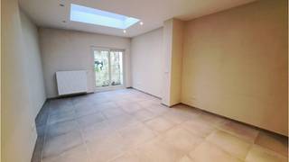 <strong>Gerenoveerde 2-slaapkamerwoning</strong> met <strong>TERRAS </strong>op een  rustige en interessante ligging in één van de vele gezellige straatjes in het <strong>centrum van Brugge</strong>, vlakbij 't Zand, concertgebouw, bushalte en met een vlotte verbinding naar bus- en treinstation.<br />+ Energielabel C!<br />+ Uitstekende mobiscore  9,3 op 10!<br /><br />Omvat een inkom, ruime living met volledig ingerichte open keuken, kelder, berging met voorziening wasmachine, terras met berging, 2 slaapkamers, badkamer met inloopdouche, afzonderlijk toilet met wastafel en toilet, ruime ingerichte zolder met onderdak <br />#leukwonen #brugge<br /><br />Beschikbaar  Onmiddellijk vrij ! 