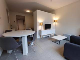 Aangenaam en recente gemeubelde studio-appartement van ongeveer 44m² + kelder. Gunstig gelegen in een rustige woonwijk dicht bij alle voorzieningen:...