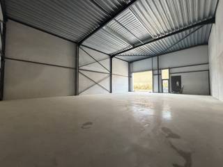 <p>Entrepôt de 216 m² à louer, comprenant 2 emplacements de parking, idéalement situé au sud de Bruxelles, à proximité de Halle et à courte distance de Saintes et Tubize. Le site bénéficie d’un accès aisé via l’E429 et le Ring de Bruxelles.</p>
<p>L’unité dispose d’une hauteur libre d’environ 6 mètres et est construite avec une structure en acier, des murs en béton et des panneaux sandwich isolés. L’accès se fait par une porte sectionnelle automatique d’environ 4 m de largeur sur 4,20 m de hauteur, ainsi que par une porte d’accès séparée.</p>
<p>L’espace de stockage est équipé d’un sol en polybéton, d’un lanterneau avec exutoire de fumée, d’un système de détection incendie et de raccordements individuels à l’eau, à l’électricité (32 A) et aux données. Chaque unité dispose également d’une citerne d’eau de pluie, d’un éclairage LED et de plusieurs prises électriques.</p>
<p>L’espace convient parfaitement au stockage, aux activités logistiques et/ou à la production et constitue une solution de qualité pour les entreprises à la recherche d’un espace professionnel facilement accessible.</p>