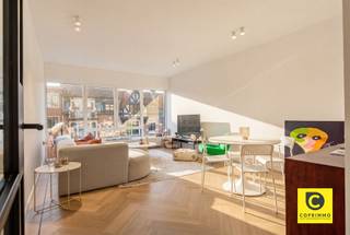 <p><span>Stijlvol gerenoveerd 2 slaapkamer appartement met 2 terrassen te Pulhof!</span></p><p><span>Dit instapklaar pareltje werd hoogwaardig gerenoveerd en ligt op het 2</span><span><sup>e</sup></span><span> verdiep van een kleinschalig en uitstekend onderhouden gebouw. Met een absolute toplocatie in de gerenommeerde en alom gegeerde Pulhof-wijk is het aangenaam, rustig en kwalitatief wonen. Hier kan u zowel genieten van een groene omgeving alsook van de nabijheid van het bruisende stadsleven. Winkels, parken, scholen, sportfaciliteiten, openbaar vervoer en belangrijke invalswegen zijn slechts een boogscheut verwijderd. Bent u op zoek naar een modern en stijlvol appartement dat geniet van alle hedendaagse comfort? Mis deze unieke kans dan zeker niet!</span></p><p><span> </span></p><p><span>Inkomhal, toilet, leefruimte & keuken:</span></p><p><span>U betreedt dit trendy appartement via de inkomhal met veiligheidsdeur, videofoon en ruim voldoende plek om een vestiaire onder te brengen. De hal herbergt ook een apart toilet met handenwasser en mechanische ventilatie. Via de tussendeur met "gietijzeren-look" komt u bij de strakke en gezellige leefruimte op karaktervolle visgraatvloer. Het ruimtegevoel alsook de sfeer van de Pulhofwijk wordt extra geaccentueerd door de mooie natuurlijke lichtinval en het feeërieke uitzicht via de grote raampartijen. Aanpalend ligt de stijlvolle keuken met gemarmerd werkblad en dito spatwand, dewelke uitgerust is met kwalitatieve toestellen (inductievuur, dampkap, combi-oven, vaatwasser, koelkast met vriesvak en matzwarte spoelbak met uittrekbare kraan) en voorziet in veel werk- en opbergruimte.</span></p><p><span> </span></p><p><span>Nachthal, berging, badkamer & slaapkamers:</span></p><p><span>De nachthal omvat een aparte wasruimte waar ook de HR condensatieketel werd ondergebracht. De oogstrelende badkamer is uitgerust met een luxueuze inloop-/regendouche, een moderne wasmeubel, een handdoekradiator en mechanische ventilatie. De vele subtiele details in combinatie met de zwart-wit toetsen en de sfeervolle belichting tillen ook deze ruimte naar een zéér hoog niveau. Aan de nog rustigere achterzijde van het gebouw situeren zich de 2 ruime slaapkamers (eveneens op visgraat). Met een groen, rustiek uitzicht en 100% privacy is een goede nachtrust gegarandeerd.</span></p><p><span> </span></p><p><span>Terrassen & kelder:</span></p><p><span>Via de keuken heeft u toegang tot een charmant terras aan de voorzijde met ingemaakte kast. Op het terras aan de achterzijde kan u zonder meer geheel tot rust komen na een drukke werkdag of genieten van een heerlijk maaltijd en/of een sprankelend aperitief. Een ruime en geheel droge kelder is inbegrepen. </span></p><p><span> </span></p><p><span>Extra troeven:</span></p><p><span>- Toplocatie te Pulhof</span></p><p><span>- 86m² cfr. EPC</span></p><p><span>- EPC B</span></p><p><span>- Instapklaar</span></p><p><span>- Ramen: driedubbel & HR++</span></p><p><span>- Dakisolatie 12 cm PUR</span></p><p><span>- Individuele HR condensatieketel</span></p><p><span>- Veiligheidsdeur</span></p><p><span>- Incl. lichtarmaturen</span></p><p><span>- 2 terrassen</span></p><p><span>- Lage maandelijkse lasten en laag KI</span></p><p><span>- Kelder</span></p><p><span>- Staat van het gebouw</span></p><p><span> </span></p>
