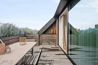 Ce penthouse exceptionnellement spacieux et lumineux se trouve dans un immeuble récent à l'architecture moderne remarquable. Grâce à la large façade et aux grandes baies vitrées, l'intérieur baigne dans la lumière naturelle, tandis que la terrasse ensoleillée de 13 m² offre un endroit idéal pour profiter du soleil en toute tranquillité. <br /><br />L'emplacement est central et très recherché, à quelques pas du Zegemeer, de la Lippenslaan, de la plage et de la mer. À l'intérieur, le choix s'est porté sur des finitions de haute qualité, avec le souci du détail et du confort. Le spacieux salon avec cheminée à gaz respire la chaleur et le raffinement, et s'intègre parfaitement à la cuisine entièrement équipée avec plan de travail en inox et appareils électroménagers Gaggenau. L'appartement en duplex dispose de quatre chambres à coucher, dont une au rez-de-chaussée. Trois salles de bains élégantes équipées d'une baignoire et/ou d'une douche, dont deux attenantes, offrent un confort optimal, tant pour une résidence permanente que pour une résidence secondaire.<br /><br />La résidence dispose également d'un local à vélos.  <br />Un immense garage de +- 90 m² pouvant accueillir au moins quatre grandes voitures (y compris 5 débarras privés) n'est pas inclus dans le prix et doit donc être acheté en supplément. <br /><br />Pour plus d'informations, veuillez nous contacter au 050 62 44 14 ou via knokke@immax.be.