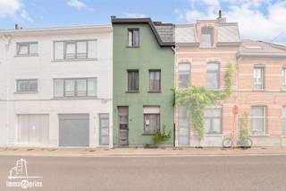 Op zoek naar een instapklare woning op een goede locatie in Sint-Niklaas? Dan is deze ruime en bijzonder lichtrijke gezinswoning zeker een bezoek waard.De woning beschikt over vier slaapkamers, waardoor ze ideaal is voor gezinnen of wie extra ruimte wenst voor een bureau of hobbykamer. De volledig ingerichte keuken sluit naadloos aan op de gezellige leefruimte en biedt alle comfort voor dagelijks gebruik.Aansluitend bevindt zich een aangename veranda, waar u het hele jaar door kunt genieten van het uitzicht op het charmante stadstuintje – een heerlijke plek om tot rust te komen.Dankzij het gunstige EPC-label B geniet u bovendien van een energiezuinige woning met lagere energiekosten.Troeven van deze woning:•4 slaapkamers•Lichtrijke leefruimtes•ingerichte keuken•Gezellige veranda•Aangenaam stadstuintje•Energiezuinig met EPC-label B•Goede en vlot bereikbare ligging nabij winkels, scholen, openbaar vervoer en invalswegen