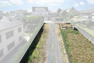 <p>Op zoek naar een ruim perceel om uw woning te realiseren? Deze bouwgrond van <strong>851 m²</strong> is gelegen aan de Ninoofsesteenweg in Itterbeek (Dilbeek) en biedt dankzij de perceelbreedte van circa 16,8 meter en een diepte van ongeveer 48 meter interessante mogelijkheden voor de realisatie van een vrijstaande woning.</p><p></p><p>Volgens de huidige beschikbare gegevens kan een woning worden voorzien met een bebouwbare oppervlakte van ongeveer <strong>8,5 x 15 meter op het gelijkvloers</strong> en circa <strong>8,5 x 12 meter op de verdieping</strong>. Deze afmetingen zijn indicatief en dienen steeds te worden afgestemd met de dienst Ruimtelijke Ordening van de gemeente Dilbeek.</p><p></p><p>Het perceel is gelegen in <strong>woongebied</strong>. Er rust geen voorkooprecht op het perceel en de grond is niet gelegen in overstromingsgevoelig gebied.</p><p></p><p>Een bijkomende troef is de ligging in Itterbeek, met een vlotte verbinding via de Ninoofsesteenweg naar Dilbeek, Ninove en Brussel. De omgeving biedt een aangename residentiële setting gecombineerd met een goede bereikbaarheid.</p><p></p><p>Een interessant perceel voor wie op zoek is naar voldoende ruimte om een eigen vrijstaande woning te realiseren op een goed bereikbare locatie in Itterbeek.</p>