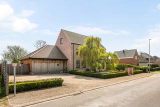 Prachtige, exclusieve villa (BEN) met zicht over weilanden op een ruim perceel van 1,1 Ha. Op het gelijkvloers inkomhal met toilet, ruime...