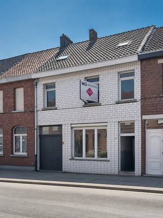 Welkom in<strong> Hoogkamerstraat 88 te Temse.</strong><br /><br />Deze <strong>brede gevelwoning</strong> biedt<strong> veel volume </strong>voor een grote familie. <br />Op het<strong> gelijkvloers </strong>bevindt zich een diepe en <strong>ruime leefruimte</strong>, ideaal om in te richten als <strong>leefkeuken</strong> of <strong>open woonruimte</strong> met directe <strong>verbinding naar buite</strong>n. Achteraan ligt de <strong>koer</strong>, perfect voor zomerse momenten en gezellige barbecues.<br /><strong>De garage </strong>is toegankelijk <strong>via de straatzijde</strong> én <strong>via de koer.</strong><br /><br />Via zowel de binnenzijde van de woning als via de koer is er een vaste trap naar de eerste verdieping.<br />Hier vinden we <strong>een ruime leefruimte, toilet, badkamer en twee slaapkamers.</strong><br /><br />De tweede verdieping omvat nog <strong>twee bijkomende slaapkamers</strong>.<br /><br />De woning is onderhevig <strong>aan renovatieplicht (EPC label F),</strong> wat tegelijk kansen biedt om energiezuinig te renoveren met toepassing <strong>van Mijn VerbouwPremie</strong>. Volgens het <strong>BPA Ter Cauwerburg nr. 5</strong> zijn uitbreiding, heropbouw of sloop &amp; heropbouw mogelijk, mits naleving van de geldende stedenbouwkundige voorschriften.<br /><br /><strong>Technische info:</strong>
<ul>
	<li>EPC: 959 kWh/m² (Label F) </li>
	<li>Renovatieplicht van toepassing</li>
	<li>G-score: A – P-score: A</li>
	<li>Stedenbouw: Wg, Vg, Vv, Gmo, Gvkr</li>
	<li>Garage ( 7,85 m<sup>2</sup> x 2,2 m<sup>2</sup>) + koer (11,9 m<sup>2</sup> x 3,1m<sup>2</sup>)</li>
</ul>
<strong>Ontwikkelingspotentieel (BPA Ter Cauwerburg nr. 5):</strong><br /> <strong>Nieuwbouw mogelijk:</strong>

<ul>
	<li>2 bouwlagen + dakverdieping</li>
	<li>Dakhelling 35°–45°</li>
</ul>
<strong>Extra bijgebouwen:</strong>

<ul>
	<li>45 m² mogelijk in 1 bouwlaag met plat dak</li>
</ul>
<strong>Sloop &amp; heropbouw:</strong>

<ul>
	<li>Toegelaten mits naleving BPA</li>
	<li>Volledige stedenbouwkundige voorschriften op aanvraag. (Geen garantie op goedkeuring door gemeente.)</li>
</ul>
Een eigendom met <strong>breedte, diepte en ontwikkelingsmogelijkheden,</strong> ideaal als ruime gezinswoning, vrij beroep of investeringsproject.<br />Interesse? Contacteer ons voor een<strong> bezoek via 03 369 70 33.</strong>
