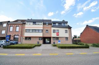 Verzorgd appartement met 2 slaapkamers, garage en ruim dakterras in hartje Tielen<br /><br />Op een centrale ligging in het centrum van Tielen bevindt zich dit instapklare appartement van ca. 102 m², gelegen op de eerste verdieping van een kleinschalige residentie. Dankzij de ruime indeling, het grote dakterras en de privatieve garagebox biedt deze eigendom een aangenaam wooncomfort.<br /><br />Via de inkomhal bereikt u de lichtrijke leefruimte met open keuken, eet- en zithoek. Grote raampartijen en een schuifraam zorgen voor een aangename lichtinval en geven rechtstreeks toegang tot het ruime dakterras, waar u in alle rust kunt genieten van de omgeving.<br /><br />De open keuken is uitgerust met een kookfornuis, afzuigkap, ingebouwde koelkast en microgolfoven. Aansluitend bevindt zich een praktische berging met aansluitingen voor wasmachine en droogkast.<br /><br />Verder beschikt het appartement over twee volwaardige slaapkamers aan de voorzijde, waarvan één met een aparte dressing. De badkamer is ingericht met een douche, ligbad, toilet en een badkamermeubel met dubbele lavabo.<br /><br />Achteraan het perceel bevindt zich bovendien een privatieve garagebox, dewelke de koper verplicht is aan te kopen voor € 20.000,-.<br /><br />De ligging is een absolute troef: winkels, scholen, openbaar vervoer en het treinstation van Tielen bevinden zich op wandelafstand.<br /><br />Troeven
<ul>
<li>Centrale ligging in het centrum van Tielen</li>
<li>Instapklaar appartement</li>
<li>Ruime en lichtrijke leefruimte</li>
<li>Twee volwaardige slaapkamers</li>
<li>Groot zonnig dakterras</li>
<li>Privatieve garagebox</li>
<li>Winkels, scholen en station op wandelafstand</li>
</ul>
<br />Indien u meer informatie wenst of een plaatsbezoek, aarzel dan niet contact op te nemen: tel. 0496 / 51.10.10 of christoffel@vastgoedpicavet.be<br /><br />