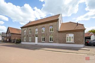 Dit unieke loft-appartement aan de Oude Kerkstraat 55 in Dilsen-Stokkem strekt zich uit over drie verdiepingen en biedt ongeveer 160 m²...