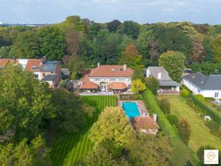 <p><span>Dit uniek eigendom bevindt zich in een rustige & kindvriendelijke omgeving hartje Edegem. De villa ligt op een uitzonderlijk perceel van 3.300m² en wordt omringd door een betoverende parktuin met zwembad en een polyvalent gebouw. De woning werd pas begin jaren 2000 ontworpen. Kosten noch moeite werden gespaard om als resultaat een hoogwaardig interieurdesign. samenspel van comfort, veiligheid en pure verfijning te hebben gerealiseerd. Elke ruimte is conceptueel doordacht en straalt een serene, inspirerende en luxueuze woonbeleving uit. De smaakvol ingerichte leefruimtes creëren een warme en uitnodigende sfeer, waar esthetiek en functionaliteit elkaar naadloos aanvullen. Met circa 600 m² woonopp. biedt deze villa ongeëvenaarde ruimte en veelzijdigheid. Binnenin geniet je van een zee van ruimte en licht. Beneden treffen we een aparte otvangstruimte met biblotheekkasten. De leef-en eetruimte geven uit op het terras en hebben een schitterend zicht op de tuin. Eveneens als de leef-en eetkeuken met doorgang naar de 3 inpandige garages. Boven bevinden zicjh maar liefst 7 slkm en 3 bdkm. De kelderruimte van ca 250m² is eveneens fenomenaal. Dit is een absolute buitenkans voor mensen die op zoek zijn naar een stijlvolle, luxueuze villa die meteen instapklaar is. Dit vastgoed biedt enorme mogelijkheden en verkeert in perfecte staat. </span></p><p><span> </span></p><p><span>Extra's:</span></p><p><span> </span></p><p><span>In de tuin is er ook een conciërgewoning (woonkamer, kitchenette, douche en slaapkamer). </span></p><p><span>Prachtig poolhouse met bbq en een schitterend "GP Construct" zwembad. (12.5 *5m)</span></p><p><span>Fantastische en voortreffelijke tuin. </span></p><p><span>Indrukwekkende entree van het pand aan de zijkant via een lange privélaan</span><span>. </span></p><p><span>Volledig verwarmde kelderverdieping.</span></p><p><span>Aanwezigheid van een zolder.</span></p><p><span> </span></p><p><span> </span></p>