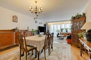 Te koop in Borgerhout - een instapklaar appartement met uitstekende EPC A score, dat gelegen is op een 13de verdieping met een mooi en weids zicht over Antwerpen!<br />Het appartement dat we hier te koop aanbieden in Borgerhout beschikt over volgende indeling:<br /><br />-inkomhal<br />-woonkamer op mooie parketvloer<br />-aangrenzend terras met zonneluifel<br />-ruime, volledig geïnstalleerde keuken<br />-badkamer voorzien van ligbad met douchefunctie, dubbele spoelbak en toilet<br />-apart toilet met handenwasser<br />-slaapkamer 1<br />-slaapkamer 2 <br />-slaapkamer 3<br />-kelderberging<br />-mogelijkheid tot de aankoop van meerdere ondergrondse autostaanplaatsen aan €18.000<br /><br />Het appartement dat we hier te koop aanbieden in Borgerhout is gelegen op uitstekende locatie nabij winkels, scholen, sportfaciliteiten, openbaar vervoer, belangrijke in- en uitvalswegen.<br /><br />TROEVEN:<br />-momenteel verhuurd aan €945,95/maand<br />-ruim 3 slaapkamer appartement met terras op centrale locatie, in een rustige enkel richtingsstraat.<br />-zeer goed onderhouden gebouw; recente ketel (2024), dak conform en voorzien van isolatie, liften conform.<br />-recent vernieuwde ramen<br />-fietsenberging in het gebouw<br />-EPC: 100 kWh/m² (A)<br />-elektriciteit conform het AREI<br />-kelder inbegrepen<br />-autostaanplaatsen apart te koop<br /><br />EPC Joe Englishstraat 61 bus 14: 100 kWh / (m² jaar)<br /><br />Ben jij geïnteresseerd in dit vastgoed te koop in Borgerhout? Aarzel dan niet om ons te contacteren. Wij staan graag tot uw dienst.<br />Had u graag een gratis schatting van uw eigendom? Bel ons voor een vrijblijvend gesprek op 03/206.76.76 of mail naar schattingen@dewaele.com<br /><br /><br />Bestuursmaatregelen in het maatregelenregister: nee