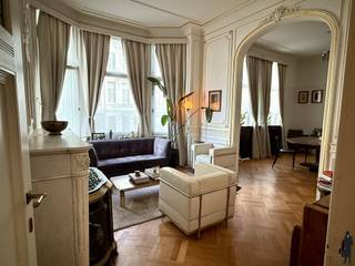 <span>Authentiek gerenoveerd appartement in prachtige Art Nouveau stijl</span><br /><br /><span>GA NAAR WWW.DEBOERENPARTNERS.BE OM RECHTSTREEKS UW ONLINE AFSPRAAK IN TE PLANNEN</span><br /><br /><span>Dit charmante appartement bevindt zich op een toplocatie: op wandelafstand van het bruisende stadscentrum, gezellige bars en restaurants. Dankzij de nabijheid van belangrijke invalswegen en openbaar vervoer is het bovendien uitstekend bereikbaar.</span><br /><br /><span>Indeling van het appartement:</span><br /><span>Inkomhal</span><br /><span>Lichtrijke leefruimte</span><br /><span>Eetkamer</span><br /><span>Volledig uitgeruste keuken met koelkast, oven en vaatwasmachine</span><br /><span>2 </span><span>ruime slaapkamers</span><br /><span>Badkamer met douche, wastafel</span><br /><span>Apart toilet</span><br /><br /><span>Extra troeven:</span><br /><span>Algemene kosten: € 50/maand (onderhoud en verbruik gemeenschappelijke delen en lift)</span><br /><span>Authentieke stijlkenmerken bewaard</span><br /><span>Conciërge aanwezig in het gebouw</span><br /><span>Beschikbaar vanaf 5/12/2025</span><br /><br /><span>GA NAAR WWW.DEBOERENPARTNERS.BE OM RECHTSTREEKS UW ONLINE AFSPRAAK IN TE PLANNEN</span>