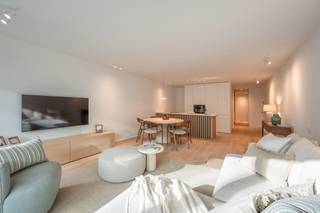 <p>Idéalement situé sur la Kustlaan, à deux pas de la Zeedijk et du centre-ville animé, cet appartement rénové se trouve dans une belle résidence offrant une vue agréable sur la place Lichttorenplein.<br /><br />Le salon lumineux bénéficie d’un agencement ouvert et agréable, offrant suffisamment d’espace pour un coin salon et une salle à manger spacieux. Les baies vitrées s’ouvrent sur un balcon à l’avant. Belle cuisine ouverte moderne équipée d’appareils Miele et d’un local technique prévu pour les machines à laver. <br /><br />L’appartement dispose en outre de trois chambres à coucher à part entière, chacune dotée d’une salle de douche attenante, ce qui garantit un confort et une intimité optimaux. La façade et les terrasses, ainsi que l’ascenseur et le hall d’entrée, ont été récemment rénovés dans cet immeuble. <br /><br />Possibilité d’acquérir une double place de parking dans l’immeuble.</p>