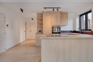 Volledig gerenoveerd gelijkvloersappartement met 2 slaapkamers en een tuin.Indeling:Men komt meteen binnen in de ruime, lichte leefruimte met rondom...