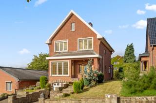 In een gegeerde residentiële buurt in Herent vind je deze solide open bebouwing met bijzonder veel potentieel. Een degelijke woning op een toplocatie, waar je zelf bepaalt hoe ver je gaat.<br /><br />De woning vormt vandaag een sterke basis en kan op verschillende niveaus gerenoveerd worden, volledig volgens jouw wensen en budget. Kies je voor enkele gerichte ingrepen of droom je van een grondige, hedendaagse totaalrenovatie? Hier creëer je stap voor stap de thuis die bij jou past.<br /><br />Om het potentieel concreet te maken, werd samen met een architectenbureau een renovatiestudie uitgewerkt, inclusief renders en ramingen. Tijdens een bezoek bekijken we samen wat mogelijk is binnen jouw renovatiebudget. Wil je daarna verder? Polares kan je van A tot Z begeleiden bij de realisatie.<br /><br />De woning heeft een EPC D-label en is vrij van renovatieverplichting.<br /><br />Binnen vind je een ruime, lichtrijke leefruimte, keuken en veranda met zicht op de zonnige tuin. Boven zijn er 3 slaapkamers en een badkamer. Ook de zolder biedt extra potentieel voor slaapkamers, bureau of hobbyruimte. Verder zijn er een inpandige garage, kelder en 2 staanplaatsen.<br /><br />Met Leuven op amper 5 minuten en Gasthuisberg, IMEC en KBC op fietsafstand woon je hier bovendien bijzonder centraal.<br /><br />Een degelijke basis, veel potentieel en vooral: de vrijheid om er binnen jouw budget jouw thuis van te maken.<br /><br />Voor meer informatie of een bezoek ter plaatse, bel naar Brecht op het nummer 0484/564422 of mail naar brecht@polares.eu
