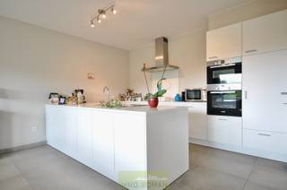 Interesse? Contacteer Immo Roman gsm 0472 35 92 86.<br /><br />Dit lichtrijk appartement bestaat uit een inkomhall, ruime leefruimte met open geïnstalleerde keuken, terras met zicht op Kwaremont, 2 slaapkamers, geïnstalleerde badkamer, toilet en berging. Garagebox. Gemeenschappelijke kosten: 70 euro/maand.<br />Interesse? Contacteer Immo Roman gsm 0472 35 92 86.